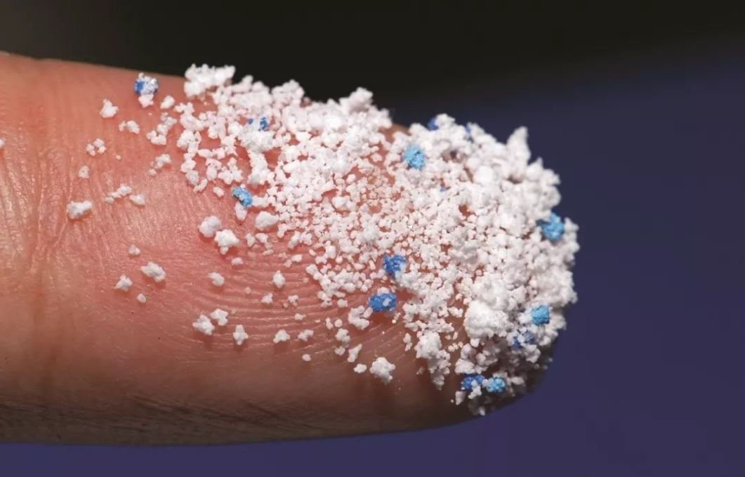 科學(xué)家首次在人類血液中發(fā)現(xiàn)微塑料，使用生物降解袋減少微塑料的產(chǎn)生(圖1)