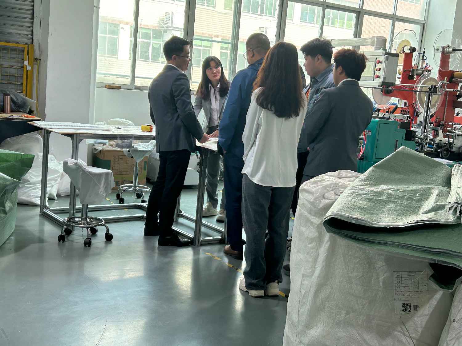 國(guó)際合作伙伴深度考察，共謀發(fā)展 —— 外國(guó)客戶訪問久信達(dá)科技生產(chǎn)車間(圖3)