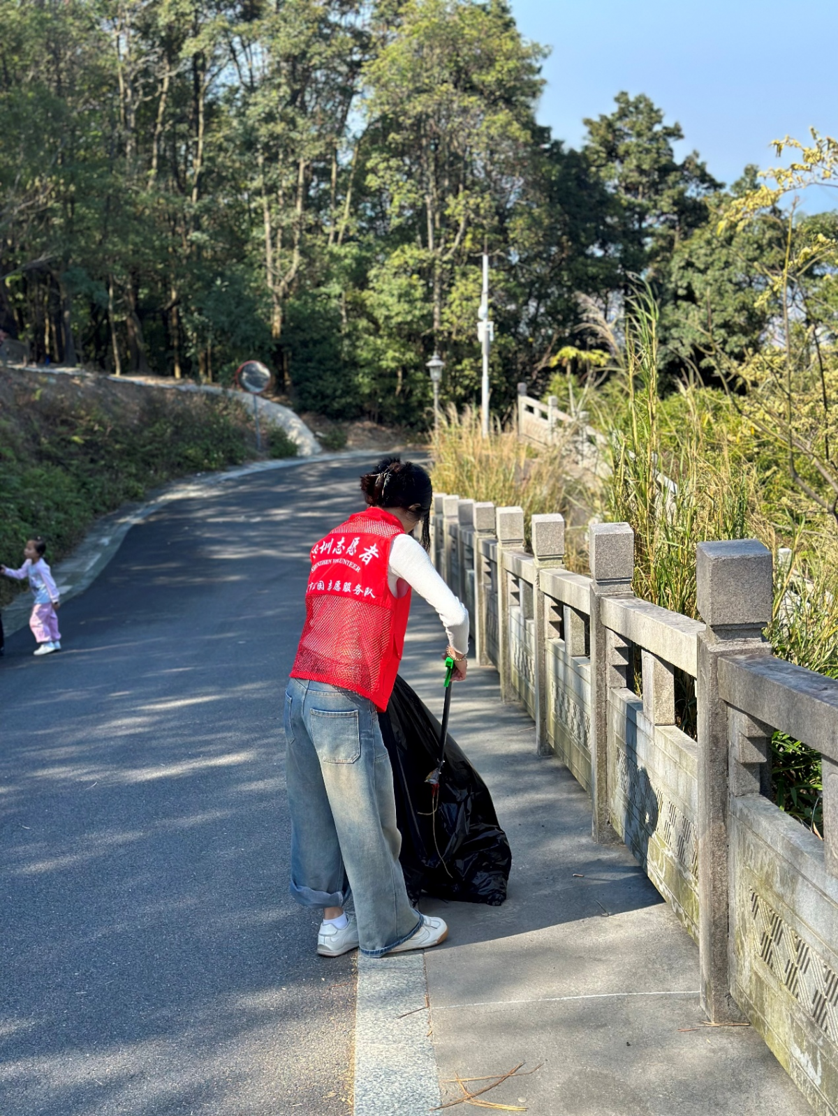 守護(hù)綠水青山，久信達(dá)環(huán)保袋義工點亮陽臺山(圖2)